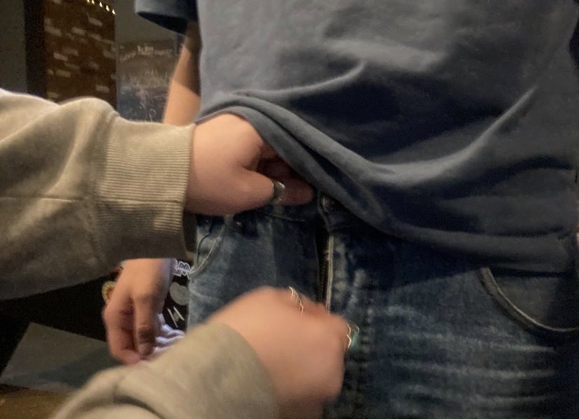 jayjayneigh's tweet photo. Started speaking to a girl at the bar 2 hours ago and now I’m about to get my dick sucked in the restroom 😩 https://t.co/MEVaI0ObdG