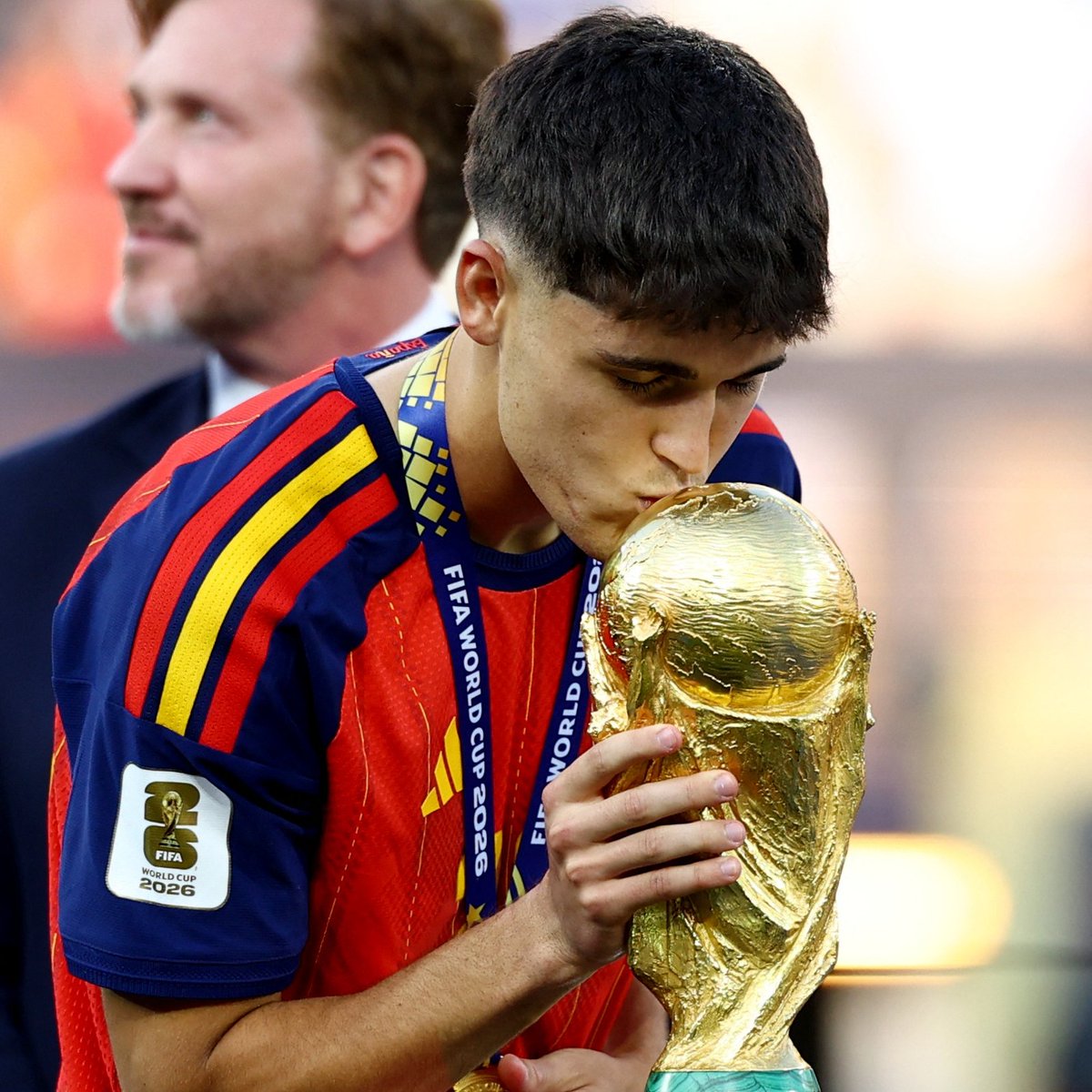 mackolik's tweet photo. 🔹 Pau Cubarsi: Lionel Messi ile daha önce hiç yüz yüze gelmemiştik. Koridorda bana selam verdi ve bunun gerçekten yaşandığına inanamadım. 

Dünya Kupası'nı kazandığım için çok mutluyum ama idolüm Lionel Messi'nin kaybettiğini görmek hoşuma gitmediği için de üzülüyorum. https://t.co/AIlHYpGibg