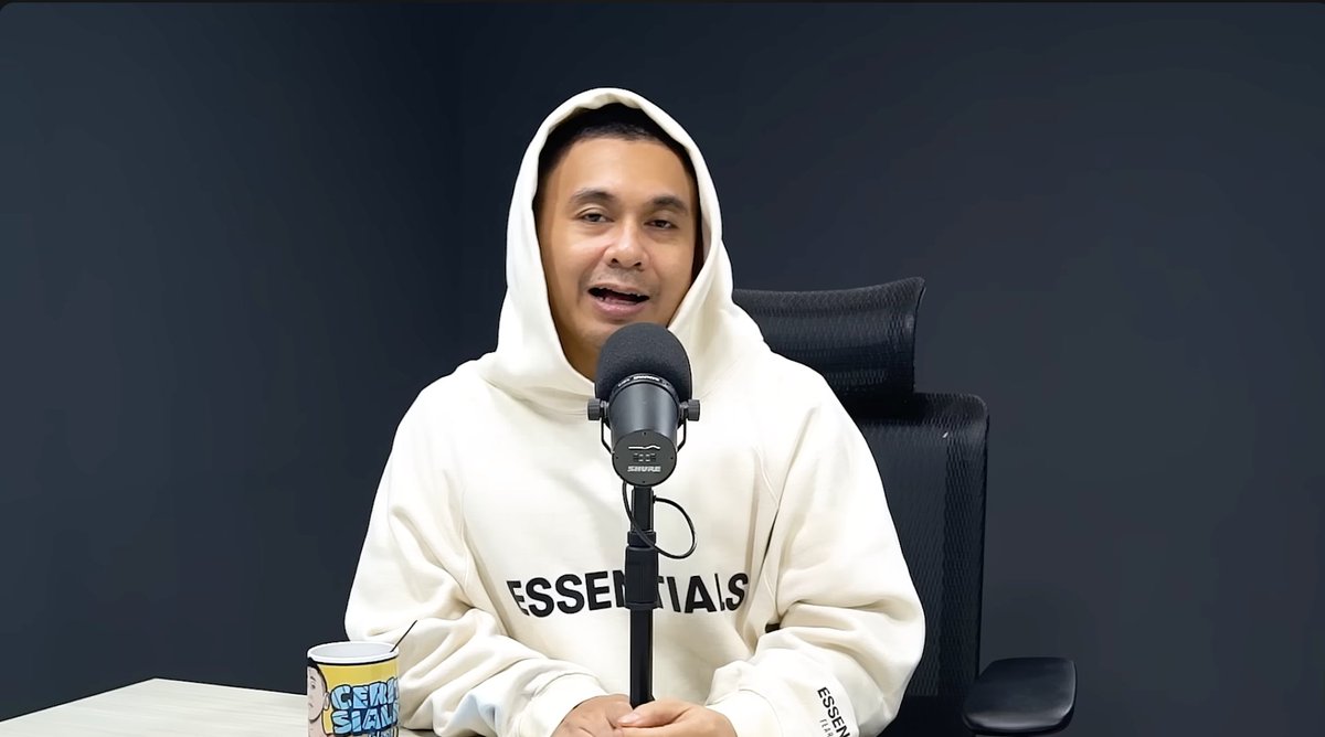 LambeSahamjja's tweet photo. rahasia hidup tenang ala radit:
- hidup kita tidak sepenting itu di mata orang lain
- jadi stop overthingking
- tidak lagi merayakan pencapaian, cukup jalani hidup sehari-hari
- jadi minimalis: semua jam mewah dijual, tak butuh simbol kesuksesan
- tidak impulsif belanja, semua dipikir rasional
- stand up dianggap terapi, bukan kerjaan, jadi tak pernah grogi
- lebih suka dikritik daripada dipuji, biar terus bisa berkembang
- selalu siapkan segalanya dari jauh hari, jadi tenang saat masalah datang