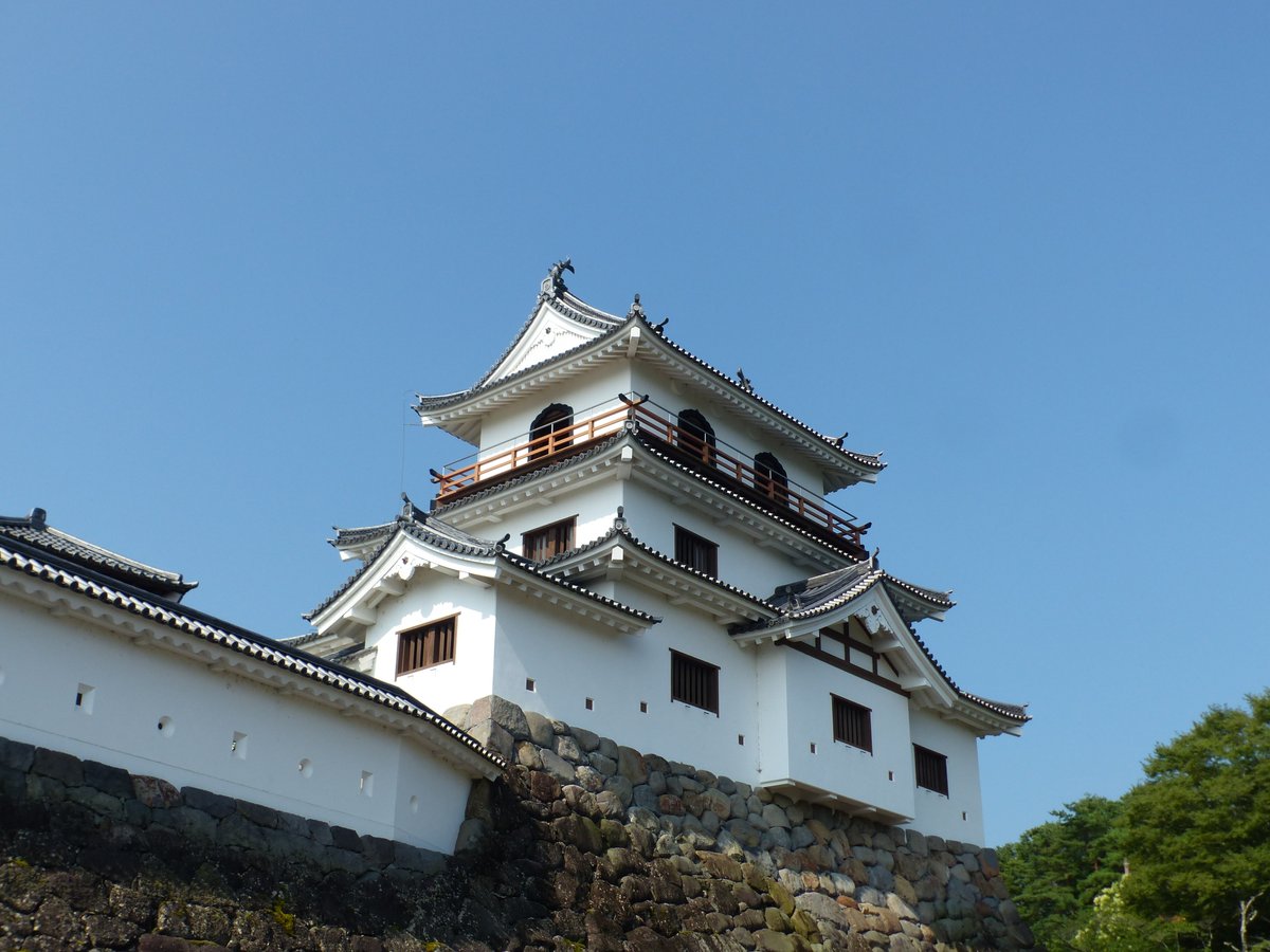 shiroishicastle's tweet photo. じりじりとした強い日差しに照り付けられる白石城です
本日は熱中症警戒アラート発令のためレンタサイクルの貸出が中止だそうです🥵
出歩く際は十分に注意してくださいね！ https://t.co/K2z0cCvQnL