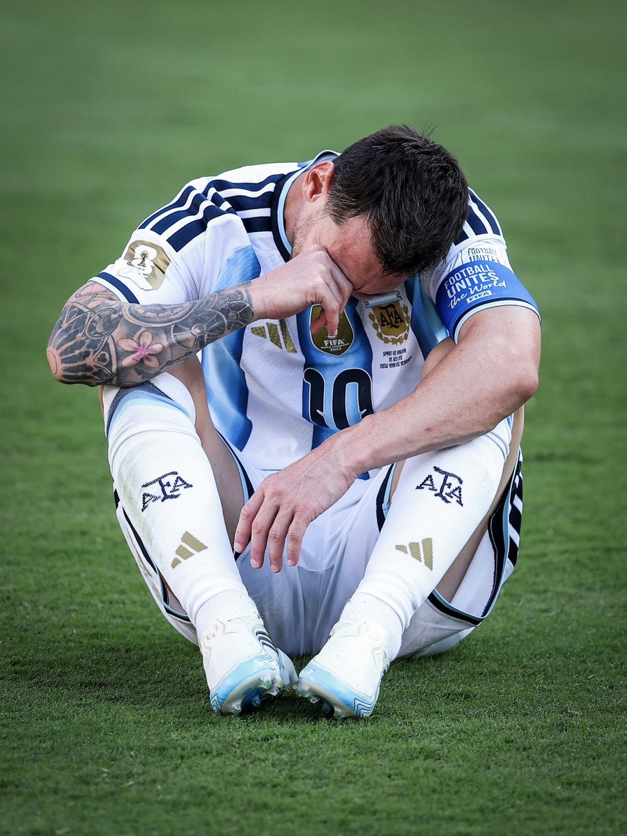 Alman_Kale's tweet photo. Messi, maç bitiminde göz yaşlarına hakim olamadı.
#Fıfaworldcup #ArgentinaVsEspaña https://t.co/UCgtHDvuzb