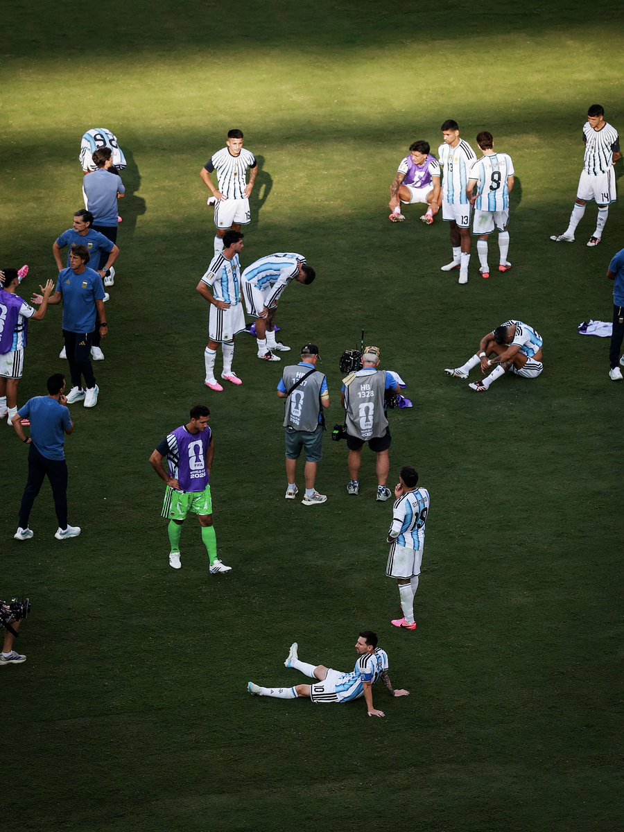 Alman_Kale's tweet photo. Messi, maç bitiminde göz yaşlarına hakim olamadı.
#Fıfaworldcup #ArgentinaVsEspaña https://t.co/UCgtHDvuzb