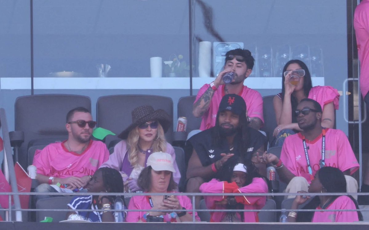 MadonnaLiteral1's tweet photo. Madonna e sua família assistindo a final da Copa do Mundo https://t.co/gAxG0B2dij