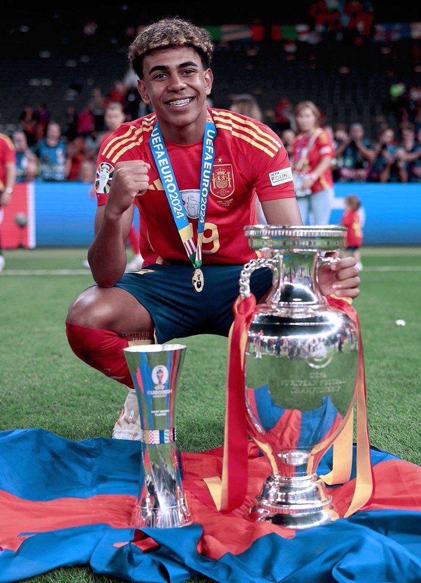 CentralDoYamal's tweet photo. Campeão Espanhol aos 15.
Campeão Europeu aos 17.
Campeão Mundial aos 19.

Você está acompanhando uma das maiores ascensões que o futebol já viu. https://t.co/rxESpRvFpB