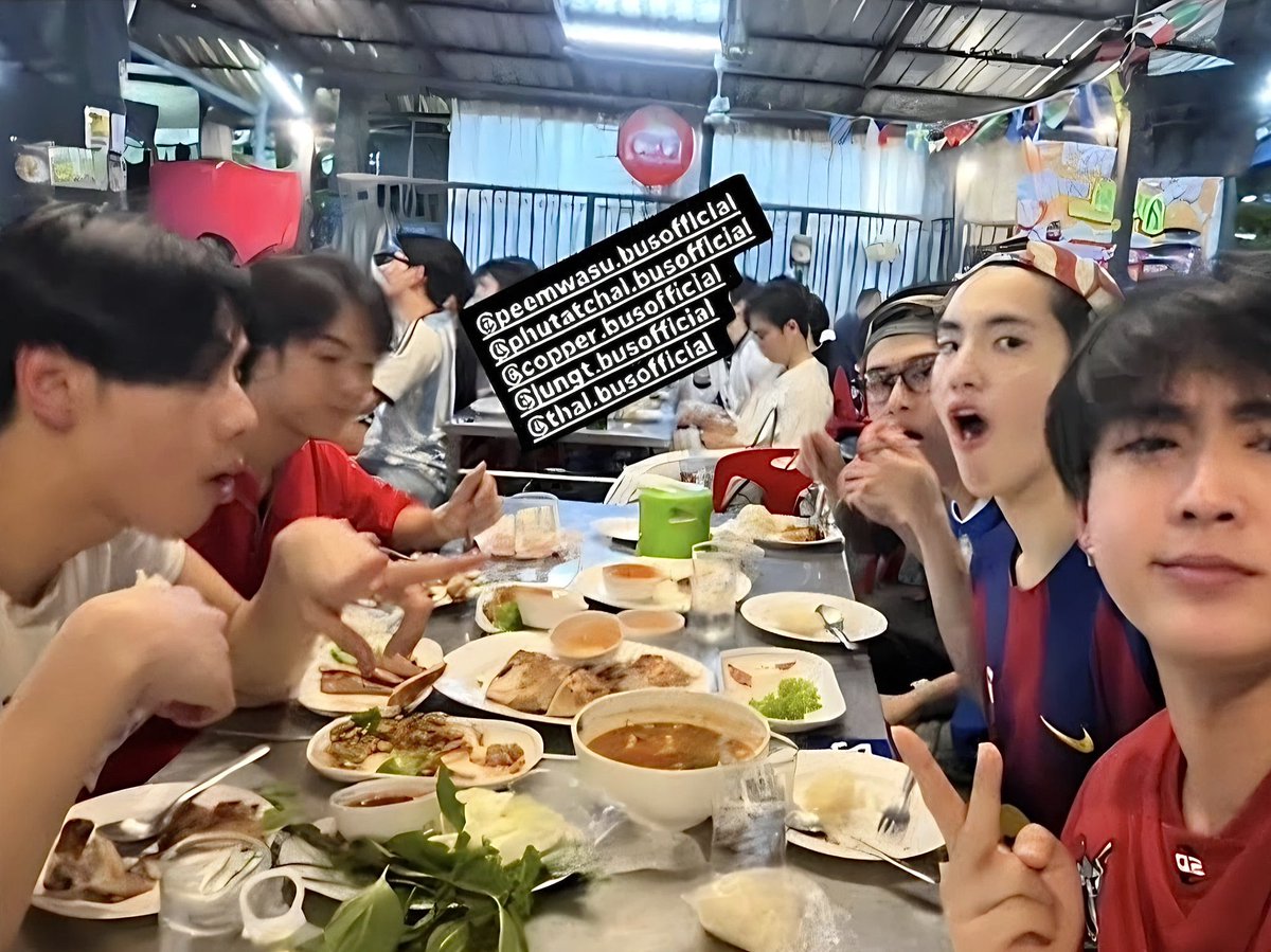 ploydnn's tweet photo. น้องบัสไปดูบอล 

ร้านเหล้า ✖️
ร้านลาบ ✔️

และแน่นอนว่ามื้อนี้ใครจ่าย 5555555555555555555 https://t.co/qvWnylTsCG
