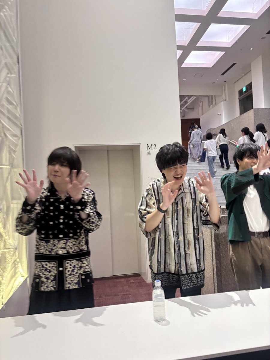 Ritardando_951's tweet photo. 焦りすぎてぶれてます…
目合わせて全力笑顔で手を振って下さった☻さんをお納めください髪型可愛すぎる
社長にもめちゃめちゃ手振って頂いて本当に…ありがとうございました… https://t.co/KaL4zziTC4