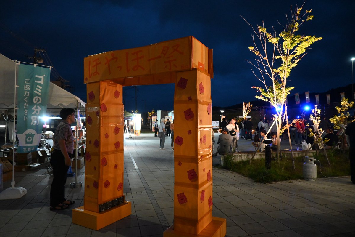 hogono's tweet photo. ほやっほー祭（その４）
1日目のフィナーレ。
夜のかわまちテラスでのステージは新鮮。
照明組んだ甲斐あってかっこよかった！
そして、恒例の押し売りソングもやんわり実施。ステージで踊るバイヤーさん撮れず。
#ほやっほー祭 #ほやいろ広報部 https://t.co/kbFgcE7M9G