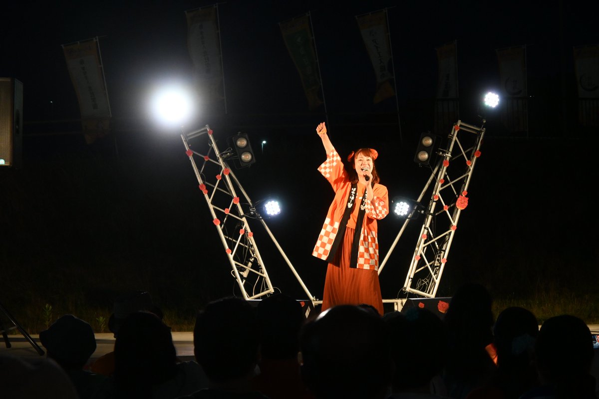hogono's tweet photo. ほやっほー祭（その４）
1日目のフィナーレ。
夜のかわまちテラスでのステージは新鮮。
照明組んだ甲斐あってかっこよかった！
そして、恒例の押し売りソングもやんわり実施。ステージで踊るバイヤーさん撮れず。
#ほやっほー祭 #ほやいろ広報部 https://t.co/kbFgcE7M9G