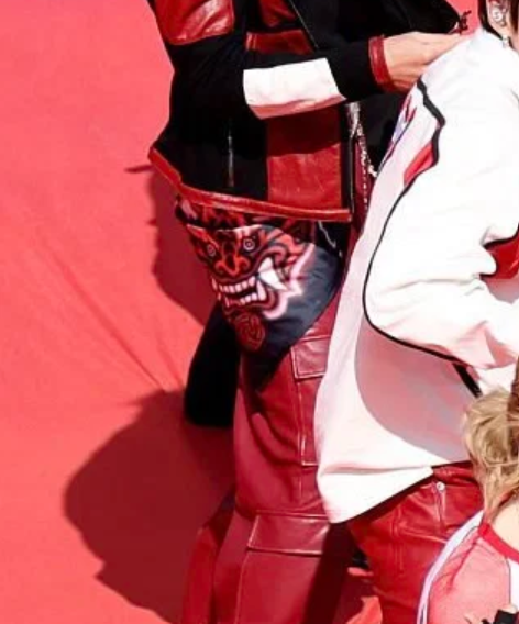 Romantic_Tae's tweet photo. The red bandana Taehyung wore represents the Red Devils. https://t.co/q0S0Cn12YQ