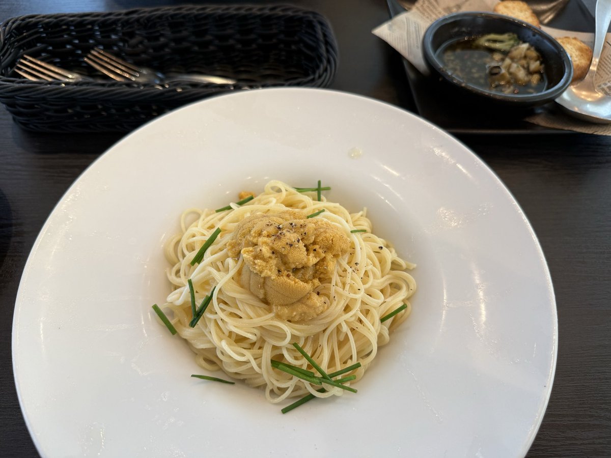 Ponko2Rt's tweet photo. 期間限定至福のウニパスタ🍝
今回はウニダブル✨【トリプルもできます】
ミョウバンなしの生ウニ🤤
2人で前菜とパスタで💰１枚なので、ランチにはちょっとお高いかもですが、たまにはいいんではないかと❤️
美味しいものばっかり食べてるとキャンプでクマに食われるよと会社で言われましたがw https://t.co/09OaHAx0JM