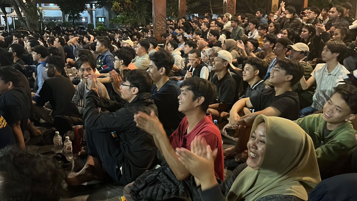SiLoreng3's tweet photo. Surakarta - Kodim 0735/Surakarta kembali berkolaborasi dengan Pemerintah kota Surakarta menggelar kegiatan Nonton Bareng (Nobar) Kebangsaan pertandingan puncak Piala Dunia 2026 yang diikuti sekitar 3000 orang, bertempat di Halaman Balaikota Surakarta, pada Senin (20/7/2026). https://t.co/rtIYWw87Sh