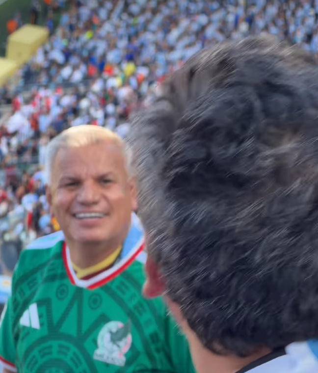 Radio_Formula's tweet photo. ¡MEXICANO RESPONDE A GRITOS DE ARGENTINOS CON LA PLAYERA DE ESPAÑA! 🟥 Luego de recibir ofensas y groserías de hinchas argentinos, un aficionado con la playera de México respondió de una manera curiosa.

Sacó la tarjeta roja a los argentinos y luego se quitó su vestimenta para mostrar que llevaba la de España.

Esta vez no solo perdieron en la cancha 😅🇲🇽🇪🇸