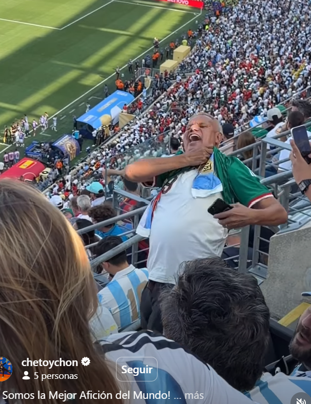 Radio_Formula's tweet photo. ¡MEXICANO RESPONDE A GRITOS DE ARGENTINOS CON LA PLAYERA DE ESPAÑA! 🟥 Luego de recibir ofensas y groserías de hinchas argentinos, un aficionado con la playera de México respondió de una manera curiosa.

Sacó la tarjeta roja a los argentinos y luego se quitó su vestimenta para mostrar que llevaba la de España.

Esta vez no solo perdieron en la cancha 😅🇲🇽🇪🇸