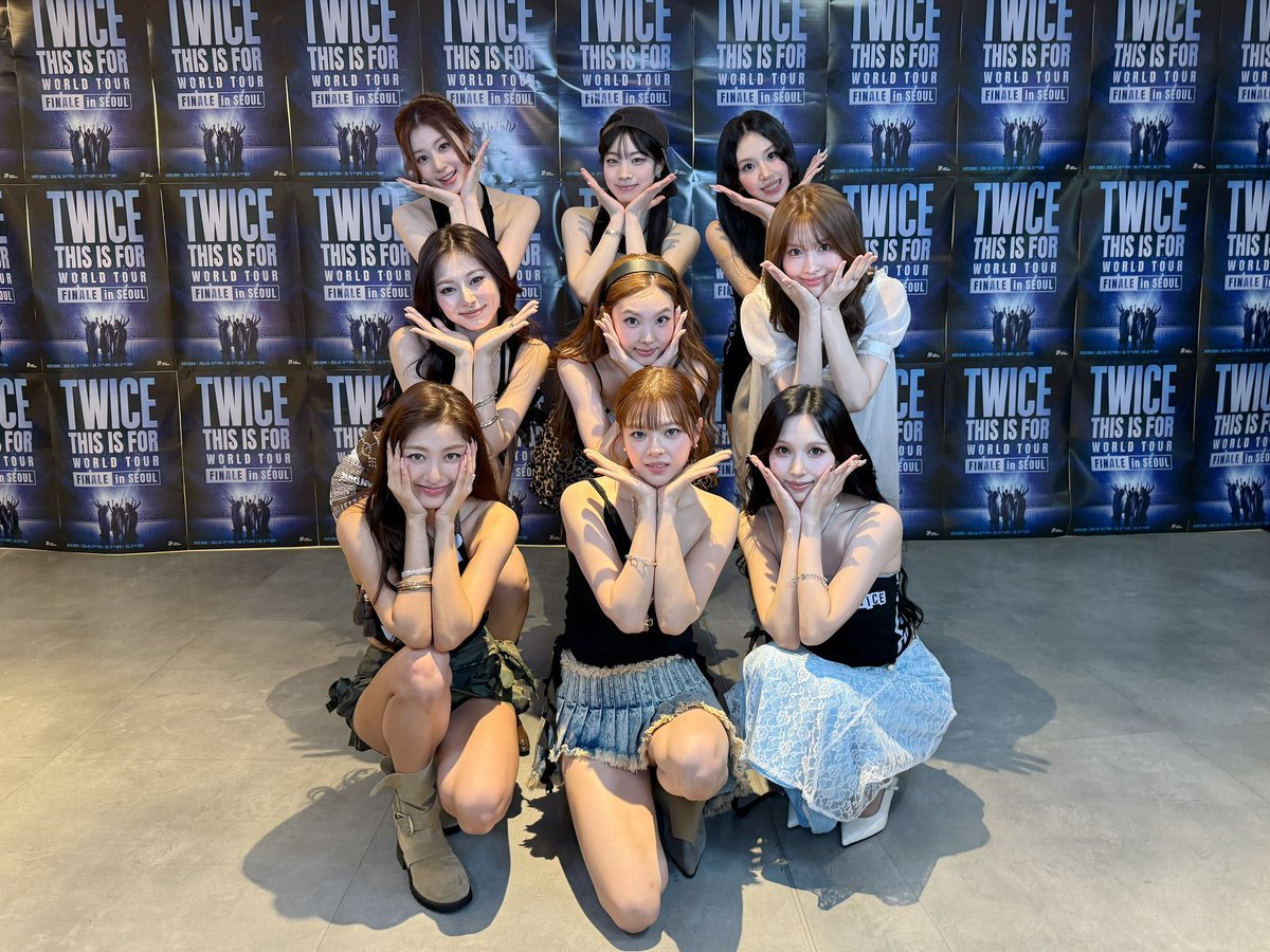 rainbowbtf's tweet photo. รายงานล่าสุดบอกเลยว่า TWICE ปังมากสุดๆ💖

JYP Entertainment ทำกำไรไตรมาสแรกได้ถึง 33.3 พันล้านวอน ซึ่งหลักๆมาจากเวิลด์ทัวร์ 81 รอบของ TWICE ที่มีแฟนๆเข้าชมรวมกว่า 1.19 ล้านคน แค่ในอเมริกาเหนือกับญี่ปุ่นเท่านั้น

แล้วในรายงานยังบอกอีกว่า สำหรับ JYPE แล้ว TWICE ที่มีครบทั้ง 9 คน คือ “การเงินหลักของบริษัท” เลย และเป็นวงที่ต้องดูแลปกป้องให้ดีที่สุด 🫪
