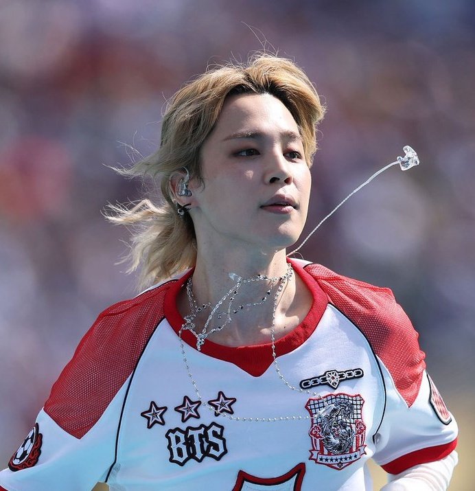 UpdateParkJimin's tweet photo. IT BOY! O nome do Jimin começou a viralizar entre os fãs dos jogadores de futebol!

“esses são os manos do bts?”
“eu gosto do cara com penteado de Eren Yeager” https://t.co/t1tpg2INzZ