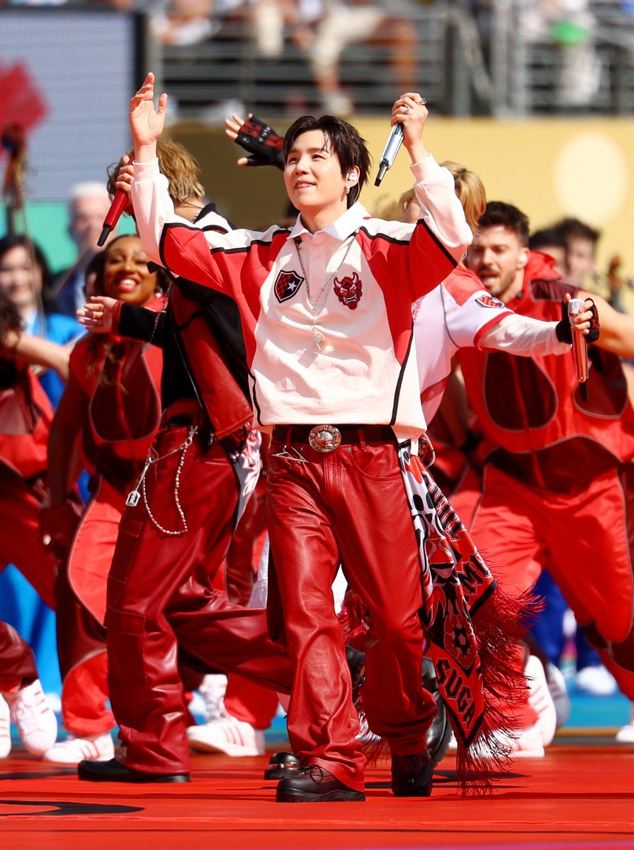 Kpop_Herald's tweet photo. .@bts_bighit took the stage at the 2026 FIFA World Cup Final halftime show at MetLife Stadium, adding a meaningful Korean touch to their looks. 🇰🇷⚽️

#SUGA wore a jersey featuring a Red Devils patch, while #JIMIN sported South Korea captain Son Heung-min's No. 7.

#BTS #SUGA #JIMIN