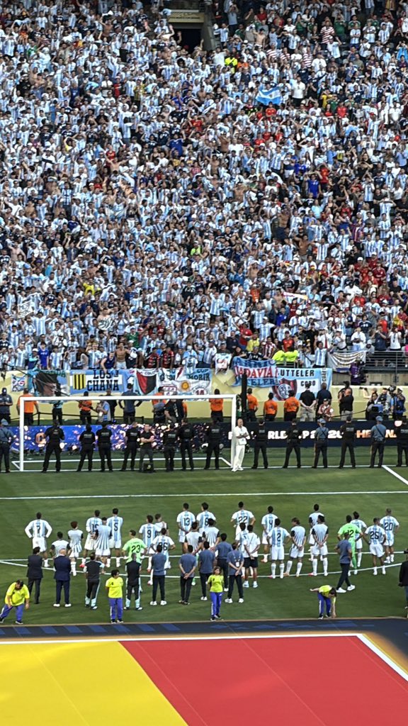 FinoYossen's tweet photo. Argentina se vació. Jugó el Mundial diezmado físicamente.

Y con dos alargues, los dos centrales lesionados, con diez jugadores y Tagliafico lesionado, le aguantó 110 minutos a España.

Hoy será dolor. Y la herida jamás cerrará. Pero del duelo saldrá el ORGULLO. https://t.co/2eKKRopW5W
