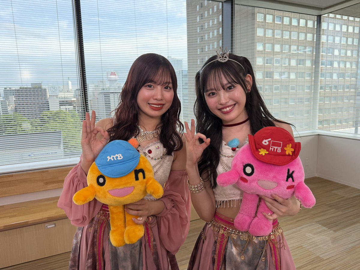 HTB_ichimoni's tweet photo. あす7/21(火)の #イチモニ エンタメコーナー
#ハロプロ の9人組アイドル #アンジュルム の
北海道出身でリーダーの #伊勢鈴蘭 さんと #後藤花 さんに
アンジュルムの大ファン #勝見もえり がインタビュー🎤

💿 7/22(水)発売
 「BaBaBa Burning Love！/
　愛が愛のままでいられますように」 について
❤️ 愛を感じる瞬間は？

などたくさんお話を伺いました！
ぜひご覧ください〜🧡🩵

#アンジュ愛まま
#ANGERME
#アンジュバニラ
#無限バニラ
