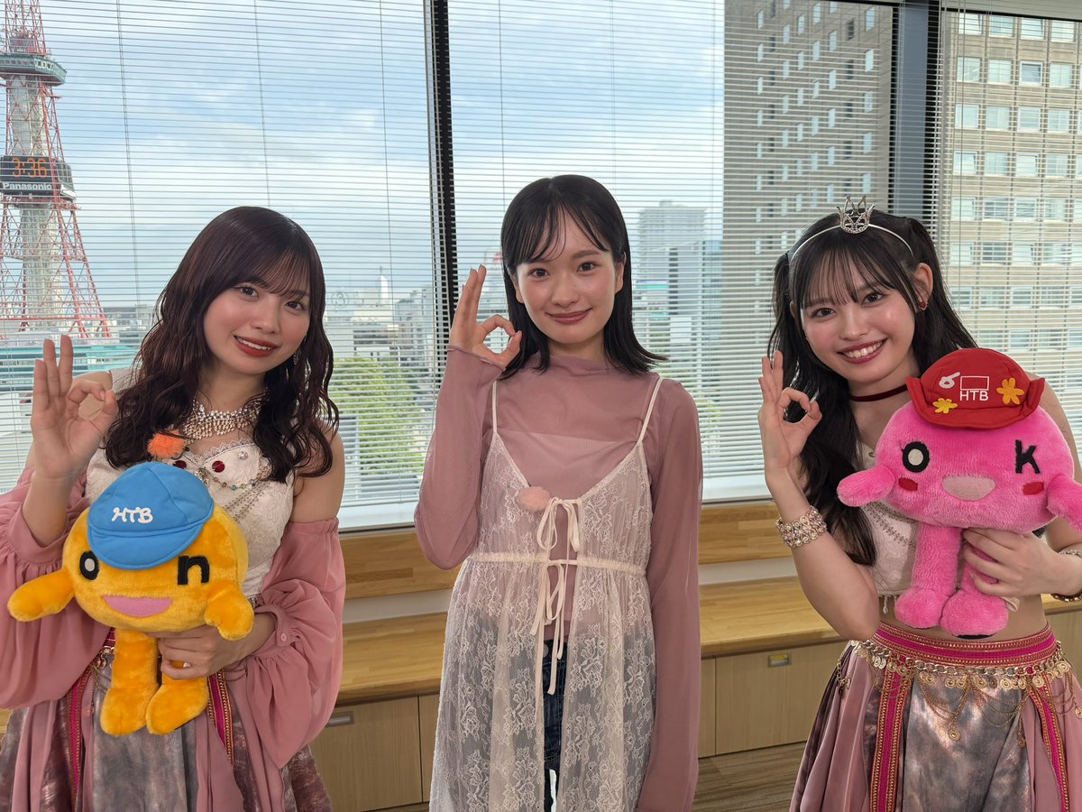 HTB_ichimoni's tweet photo. あす7/21(火)の #イチモニ エンタメコーナー
#ハロプロ の9人組アイドル #アンジュルム の
北海道出身でリーダーの #伊勢鈴蘭 さんと #後藤花 さんに
アンジュルムの大ファン #勝見もえり がインタビュー🎤

💿 7/22(水)発売
 「BaBaBa Burning Love！/
　愛が愛のままでいられますように」 について
❤️ 愛を感じる瞬間は？

などたくさんお話を伺いました！
ぜひご覧ください〜🧡🩵

#アンジュ愛まま
#ANGERME
#アンジュバニラ
#無限バニラ