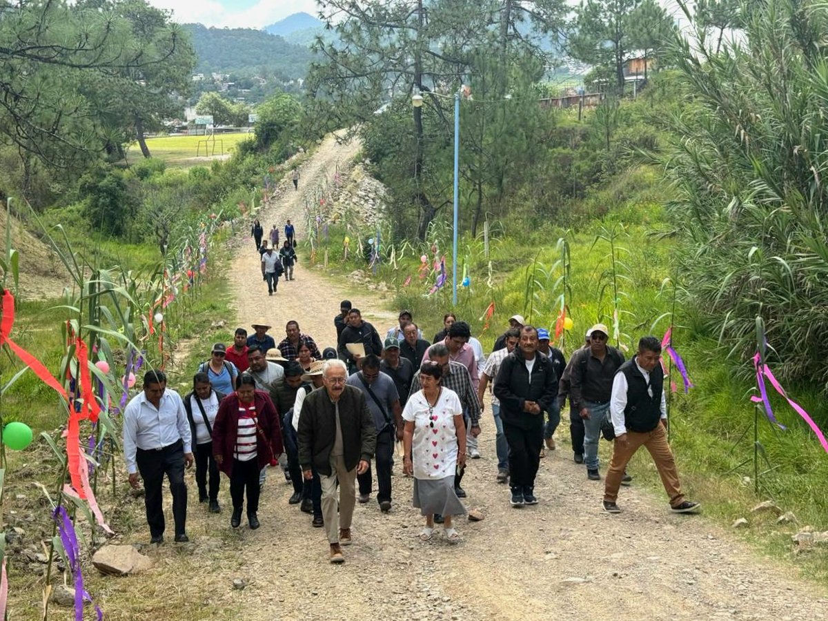 HctorSnche2284's tweet photo. En Tlaxiaco sostuvimos un importante encuentro con liderazgos de la Mixteca, junto a compañeras y compañeros comprometidos con el bienestar y el desarrollo de sus comunidades y de nuestro estado.

Seguimos fortaleciendo  el #MovimientoPorLaTransformaciónVerdaderaDeOaxaca. https://t.co/5bZlgzVNbS