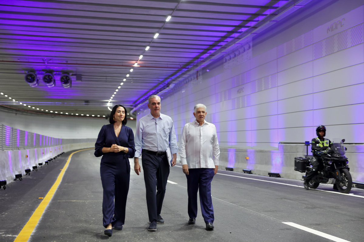luisabinader's tweet photo. Hoy entregamos una obra pensada para mejorar la vida de miles de dominicanos. El nuevo #TúnelPlazaDeLaBandera 🇩🇴 reduce la congestión, agiliza la movilidad y devuelve tiempo a quienes transitan cada día por este importante corredor vial. https://t.co/w3Mtq3OOai