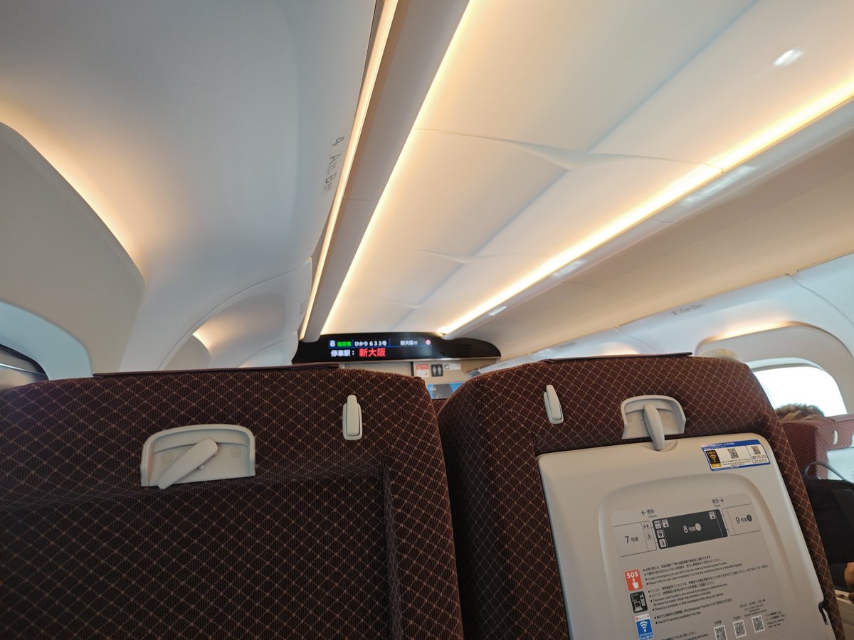 nagoya_jun7's tweet photo. 早割的なやつでお値打ちになってたので緑の車両に乗って「出発進行！👉」🚅☘️ https://t.co/lmSiK3MM6x