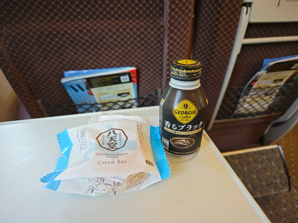 nagoya_jun7's tweet photo. 早割的なやつでお値打ちになってたので緑の車両に乗って「出発進行！👉」🚅☘️ https://t.co/lmSiK3MM6x