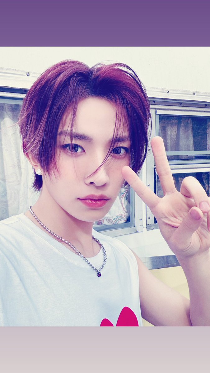 petalseung's tweet photo. respectfully, this is the closest we’re getting k bye🤗🤗 #EVRSD #EverSelcaDay https://t.co/baNNVA2nB6