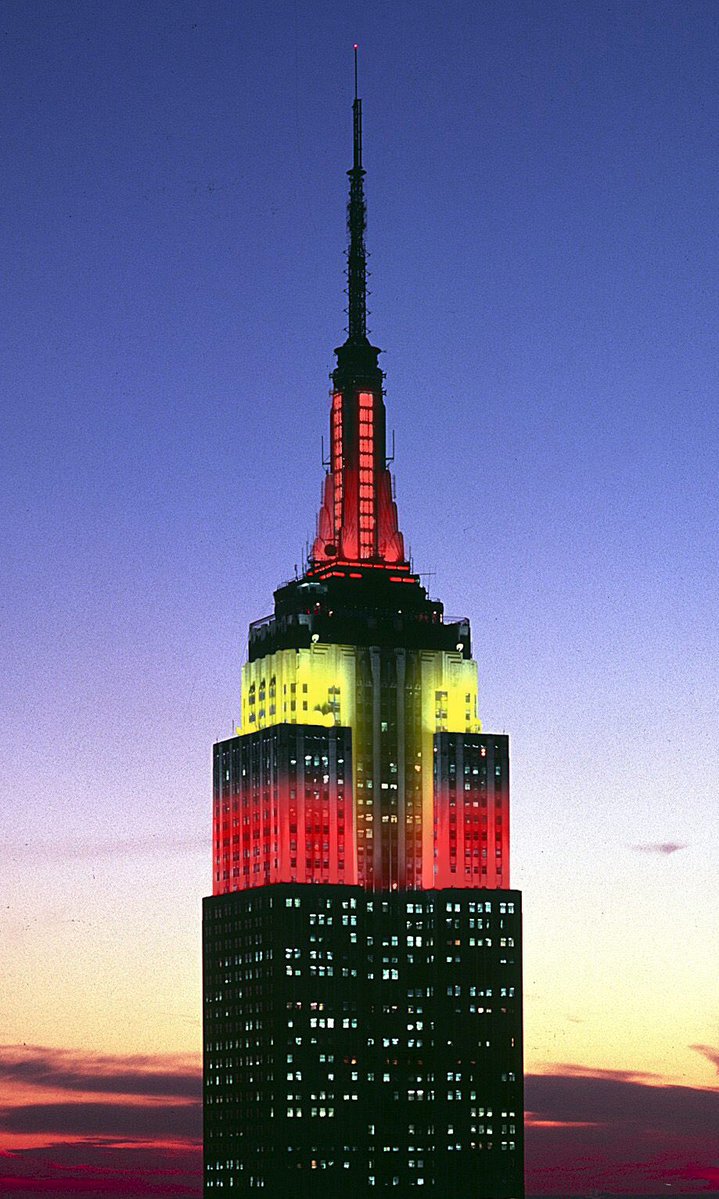 ManhattanManOne's tweet photo. 🇪🇸 Conseguir que la cúpula del Empire State se iluminara con los colores de España por primera vez en sus casi 80 años de historia, coincidiendo con mi presidencia de la Cámara de Comercio España-EEUU, fue uno de los mayores orgullos de mi vida.

La Cámara tenía allí su sede desde 1986 y, pocos días antes del inolvidable gol de Iniesta, logramos que el gran icono de Nueva York rindiera el homenaje que nuestro país merecía.

Ojalá esta noche el cielo de Manhattan vuelva a teñirse de rojo y gualda y se repita la imagen que forma parte de mis recuerdos más felices.

¡Enhorabuena a nuestra Selección y viva España! 🇪🇸