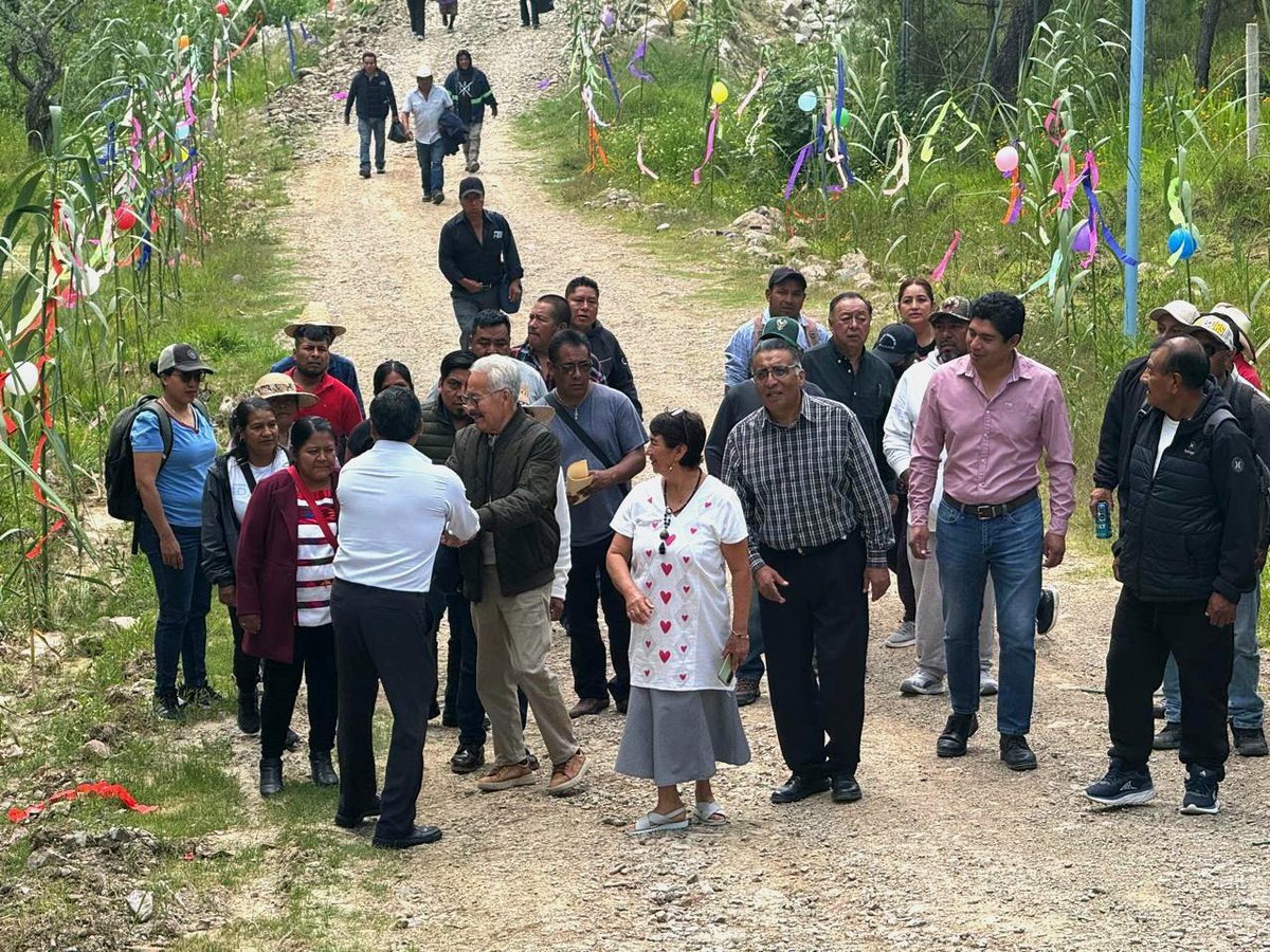 HctorSnche2284's tweet photo. En Tlaxiaco sostuvimos un importante encuentro con liderazgos de la Mixteca, junto a compañeras y compañeros comprometidos con el bienestar y el desarrollo de sus comunidades y de nuestro estado.

Seguimos fortaleciendo  el #MovimientoPorLaTransformaciónVerdaderaDeOaxaca. https://t.co/5bZlgzVNbS