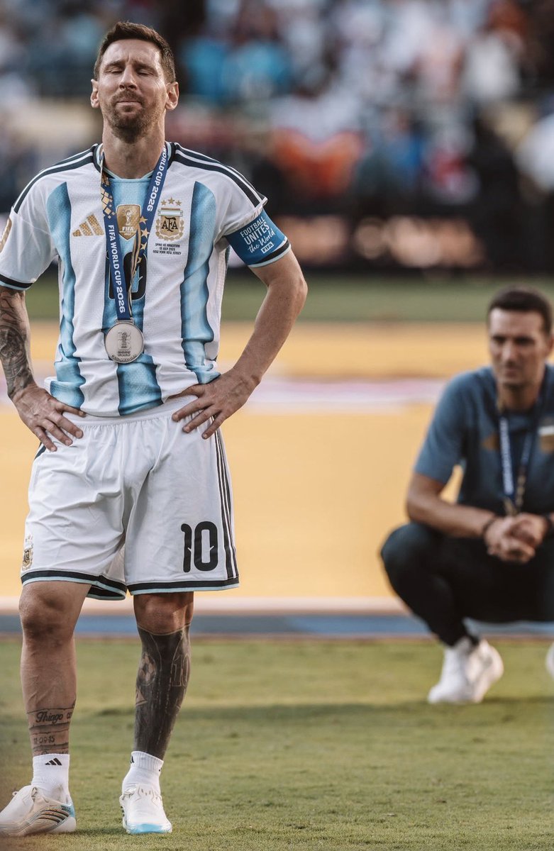 SoyQuemeroTV's tweet photo. Gracias, Leo.

¿Qué se le puede decir a alguien que nos dio absolutamente todo?

Gracias por enseñarnos que los sueños, por más imposibles que parezcan, se pueden cumplir. Gracias por levantarte una y otra vez cuando muchos dudaban, criticaban y hasta te hicieron sentir que no eras suficiente. Gracias por no rendirte nunca.

Nos regalaste noches eternas, goles inolvidables, abrazos que quedaron grabados para siempre y lágrimas de felicidad que muchos pensamos que nunca íbamos a vivir. Nos hiciste volver a creer.

Gracias por la Copa América, por la Finalissima, por la tercera estrella, por devolvernos la alegría de ver a la Selección unida, competitiva y respetada en todo el mundo. Pero, sobre todo, gracias por algo mucho más grande que los títulos: gracias por el amor y el compromiso con la camiseta argentina.

Porque pudiste haber elegido el camino fácil muchas veces, y sin embargo siempre volviste. Siempre estuviste. Siempre quisiste darle una alegría a tu gente.

Para una generación entera, vos fuiste nuestra infancia, nuestra adolescencia y nuestra vida adulta. Crecimos viéndote hacer cosas que parecían imposibles. Y tuvimos el privilegio de vivir la carrera del mejor jugador de todos los tiempos.

El fútbol te recordará por tus récords, por tus gambetas y por tus goles. Pero nosotros te recordaremos por las emociones que nos hiciste sentir.

Gracias por cada partido, cada festejo y cada lágrima.

Gracias por hacernos felices.

Y pase lo que pase de acá en adelante, hay algo que nadie podrá cambiar jamás:

No solo fuiste el mejor de la historia. También fuiste el orgullo más grande que tuvo la Selección Argentina.

Gracias eternas, capitán. Gracias por todo, Lionel Messi. 🇦🇷🐐