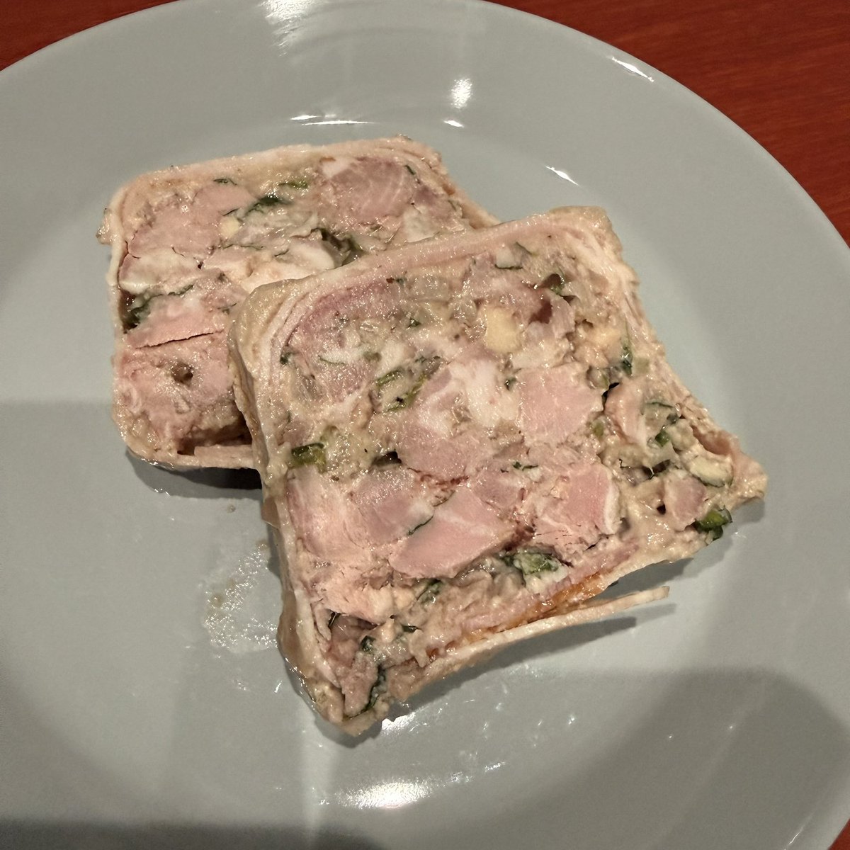 maimon2022's tweet photo. 趣味が高じて、遂にテリーヌを自作してしまった
見た目はまだまだ改善できそうやけど、味はすでに自分が家で食べるぶんにはまぁいいかなぁという感じでよかった https://t.co/LypIapM3RW