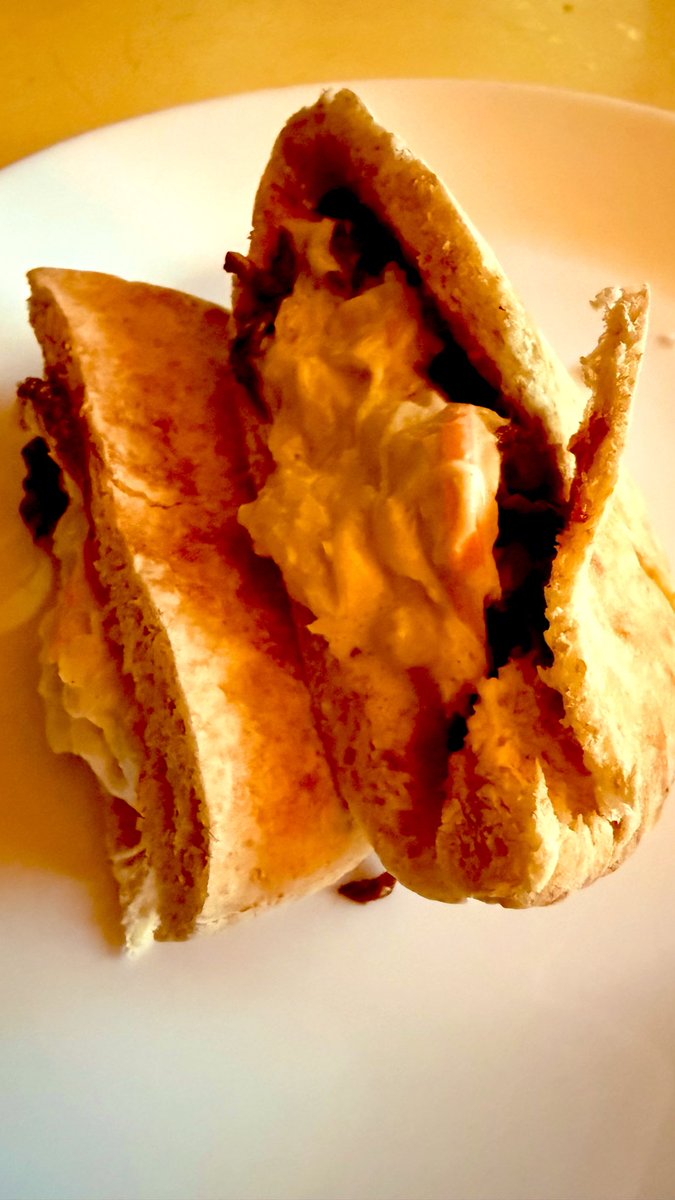 GomezCooks's tweet photo. Pita bread, pulled beef.

#Bread #PulledBeef #Beef https://t.co/oYcRQG8WIO