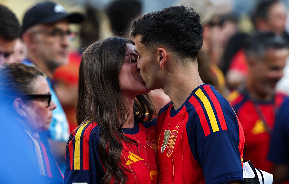 EspanaHQ's tweet photo. Pedri &amp; Alejandra Dorta
#ESPARG
#VamosEspaña | #FIFAWorldCup https://t.co/nmhvsM4Wg7