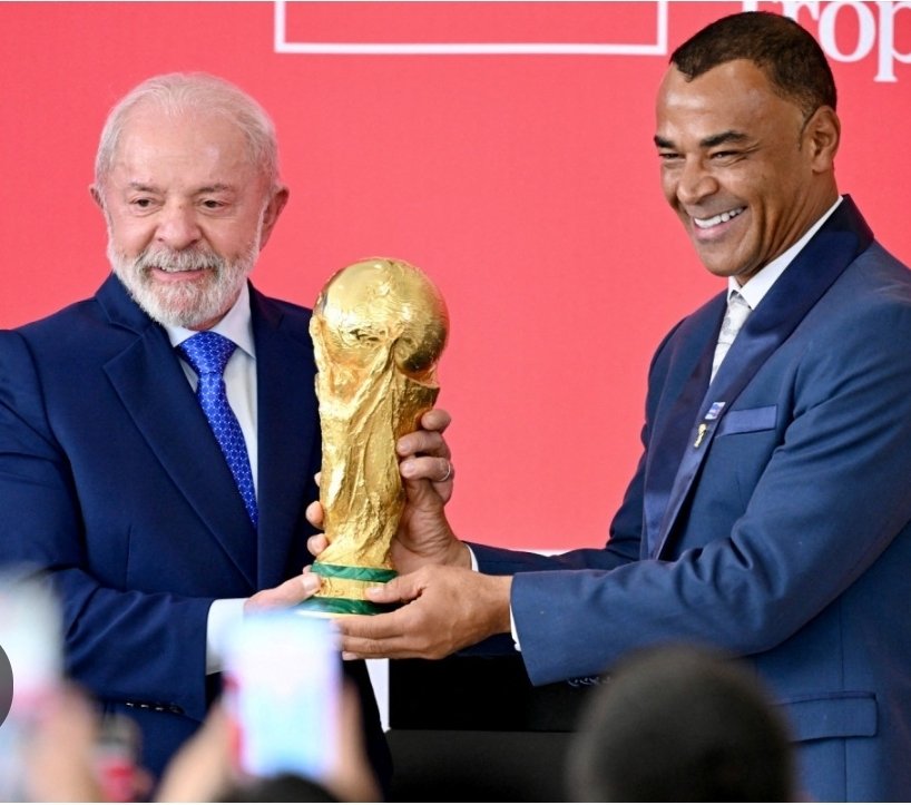 SAbstemio's tweet photo. @BolsonaroSP O presidente pode pegar a taça, inclusive sem a luva.. já seu pai não pode.. sabe pq? PQ ELE TÁ PRESO, BABACA! https://t.co/ThFgXE8rMH