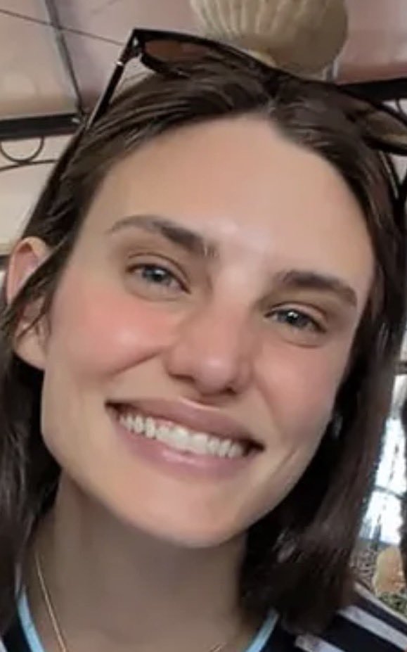 Pokerface653's tweet photo. Cuanta felicidad irradias @macabeso lado d #TEMU Y #ALEJANDRO l otra #MARIONETA d l🐀 FAMILY t ves #PLENA t sonrisa y mirada t delata s 📝 q t NO TIENES NI VOZ NI 🗳️ los #MARTINEZZURITA t manejan a s ANTOJO l lacaya obediente @colourstalent @HBOMaxLA s viene🎪 y ustedes l saben https://t.co/dPxPnfKwNU