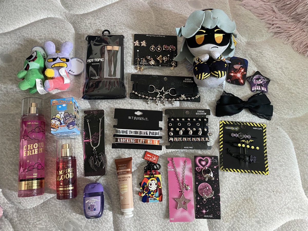 CozbiOzzie's tweet photo. Haul :D https://t.co/rZu8zGueKD