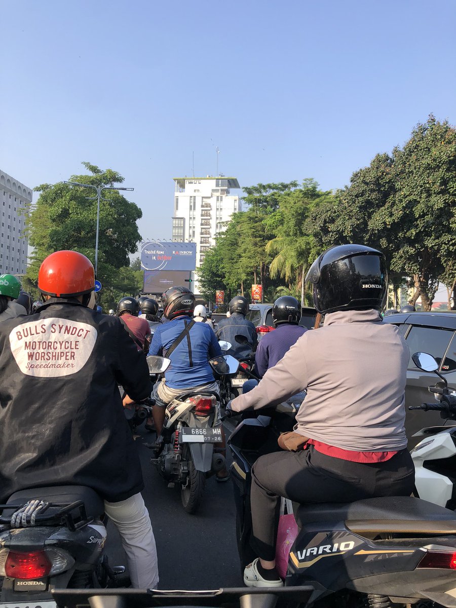 anakhebat__'s tweet photo. Senin + kesiangan, combo maut mematikan ��🔫 https://t.co/Ih0OJ9ZM1d
