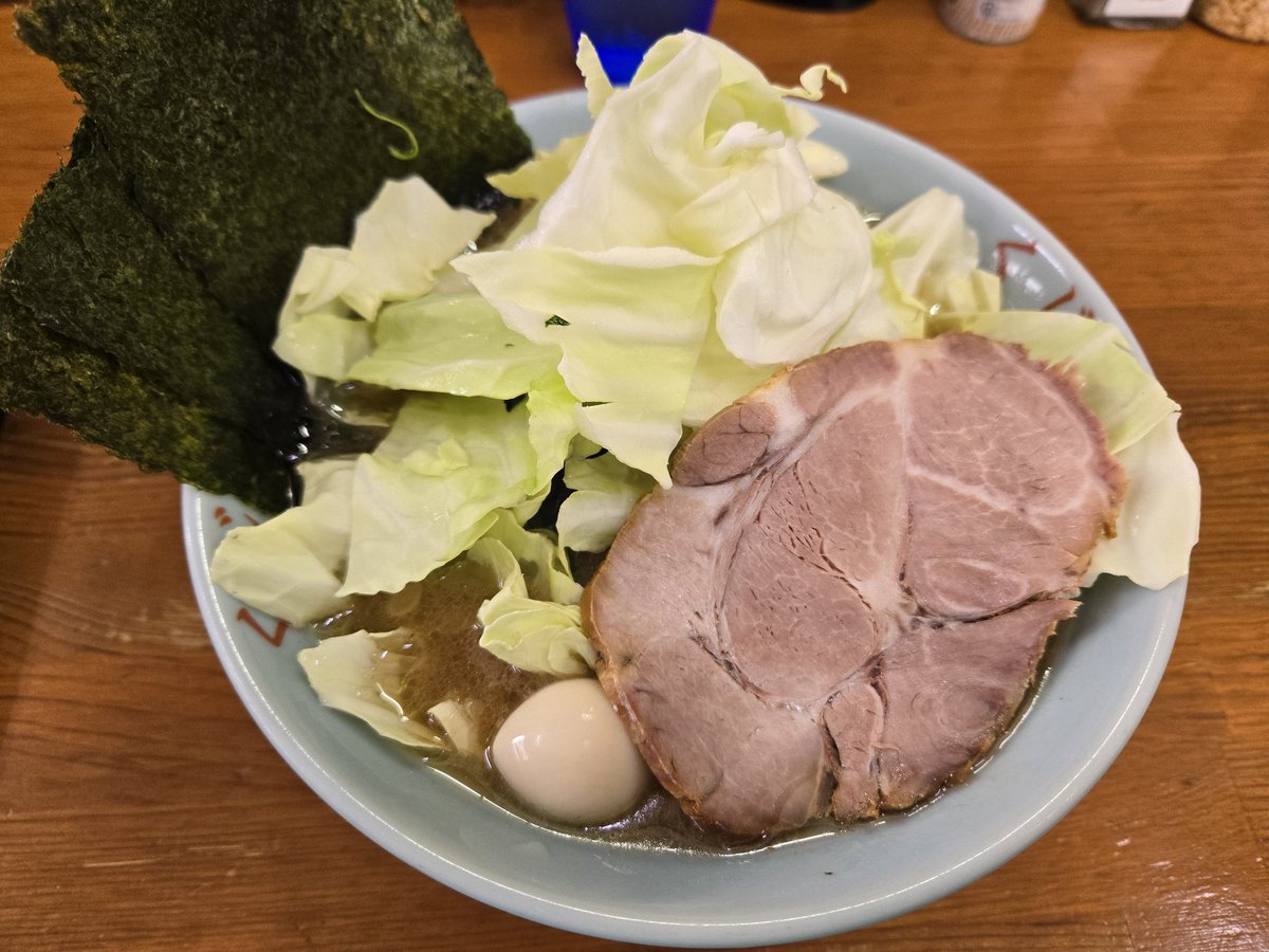 dark_hound_'s tweet photo. あぁ、、楽しみにしていたワールドカップも終わってしまった😭おもしろかった！
次はEUROを観れる事を願って過ごそう

くじら家さんにて横浜家系ラーメン  キャベツトッピング
スープは家系のしっかりした味でうま！麺に絡みづらいのか麺食べると薄めに感じましたが美味しかった

アイスはどうぶつの森 https://t.co/hej6fvaTAR