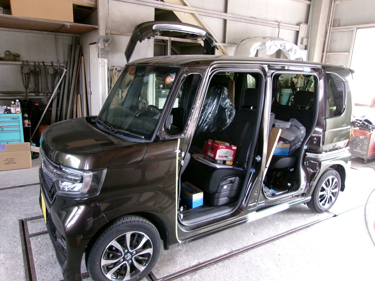 takizawakazuya's tweet photo. ホンダ N-BOX 左側面傷ヘコミ フロントドア、スライドドア交換塗装 サイドシル鈑金塗装修理 ありがとうございました。
#タキザワ自動車 #NBOX修理 #JF5 #JF1 #JF3 #ホンダ車修理 #松戸板金 #松戸車修理 #千葉車修理 #千葉板金塗装 #NBOXカスタム #エヌボックス #Nシリーズ https://t.co/xJcu4RNTTj