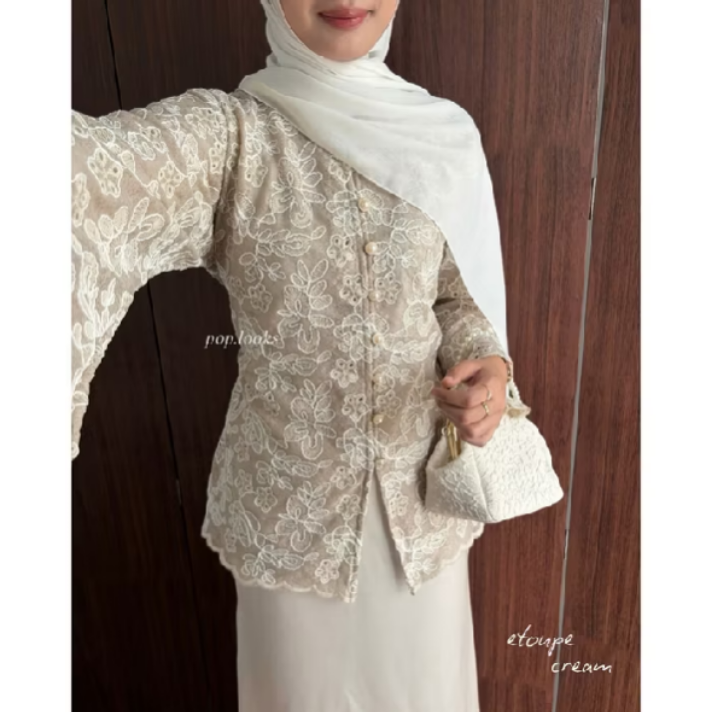aisyaaranii's tweet photo. Jujur paling males kalau dapet undangan kondangan tuh mikirin bajunya 😭 Tapi untung nemu atasan brukat ini, beneran penyelamat. Modelnya modern banget, gak bikin keliatan 'tua' atau lebaykarna secantik itu✨🌬

📎https://t.co/fgZeL19E4I https://t.co/EkDTp1tQ1l
