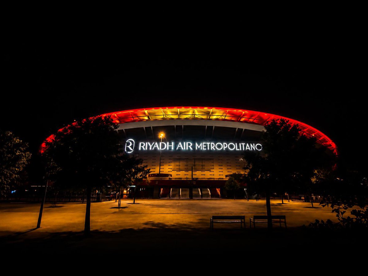 Metropolitano's tweet photo. 🇪🇸 La cubierta del Riyadh Air Metropolitano luce los colores de la bandera de España en homenaje a los campeones del mundo 🤩 https://t.co/B0hMa5mKxA