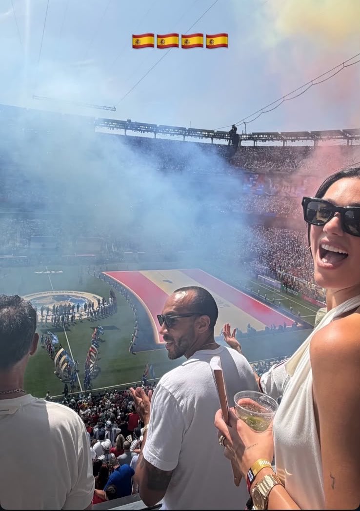 addictionlipa's tweet photo. dua lipa was rooting for spain at the world cup final 🇪🇸🇪🇸🇪🇸🇪🇸 https://t.co/Sjooerlff8
