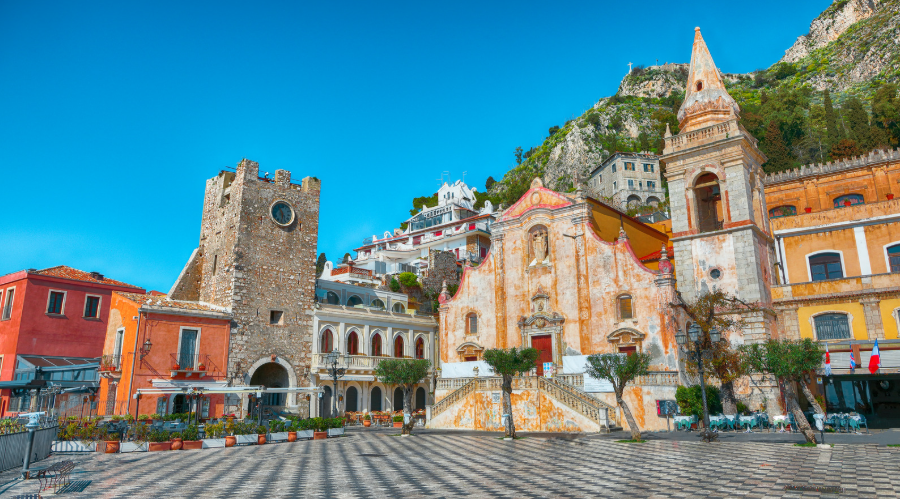TimelessTrvlr's tweet photo. Taormina feels like Sicily showing off. 

Ancient ruins, blue water and Mount Etna in the distance make it hard to believe one place gets all of this. https://t.co/zlYrOkQ38P