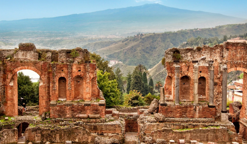 TimelessTrvlr's tweet photo. Taormina feels like Sicily showing off. 

Ancient ruins, blue water and Mount Etna in the distance make it hard to believe one place gets all of this. https://t.co/zlYrOkQ38P