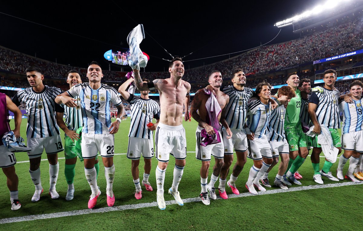 FedeGullo7's tweet photo. El fútbol no sirve para nada. Siempre lo tuve claro. Lo sigo apasionadamente por esos pequeños momentos de felicidad.

Vale la pena sufrir diez derrotas por lo que se celebra un partido memorable. Y esta Selección me regaló un mes inolvidable. Gracias por ser argentinos. https://t.co/vJVnNjKJ2D