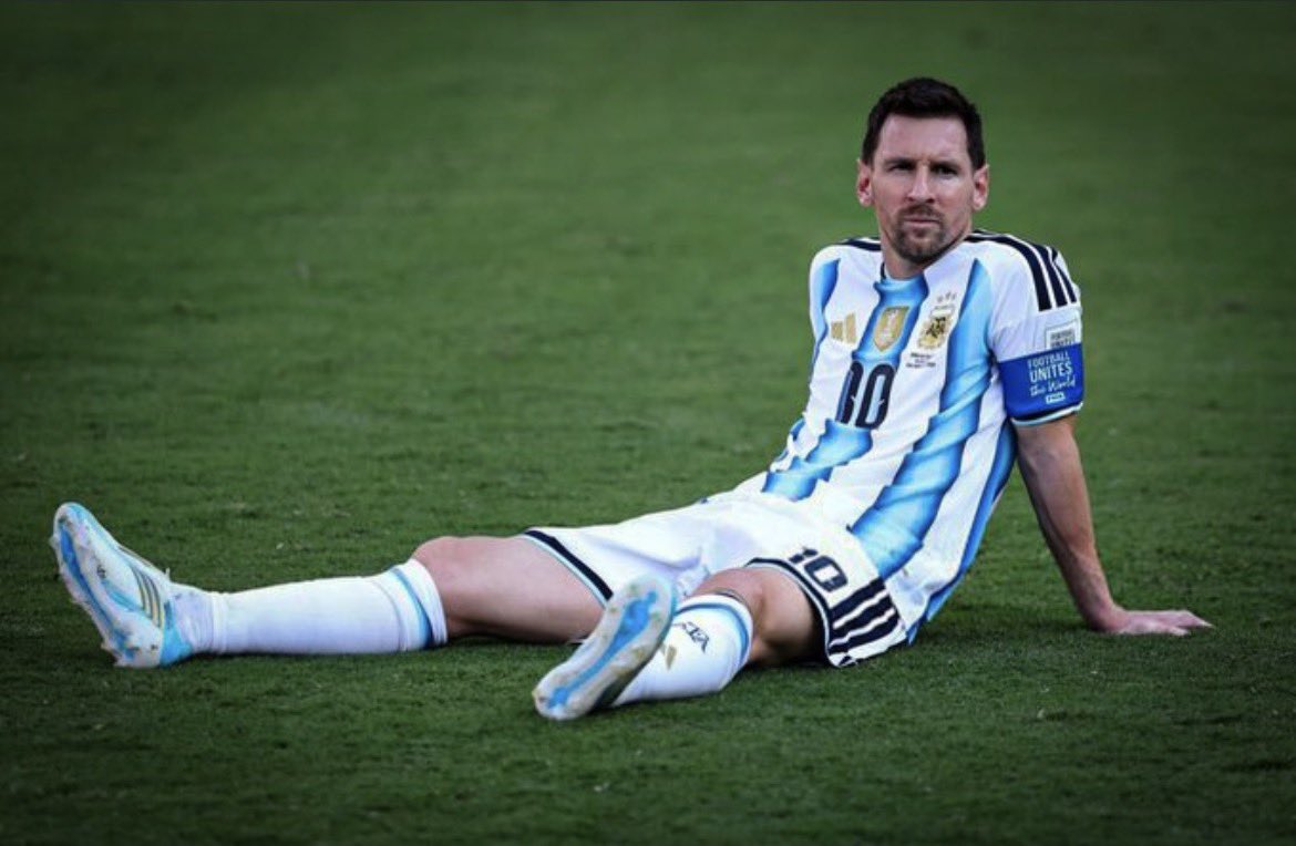 SM_Carp14's tweet photo. Cada día nos debemos levantar y agradecer a Dios por haber sido contemporáneos a Lionel Andrés Messi, el mejor jugador de la historia. Gracias infinitas, callaste todas las bocas, nos devolviste la ilusión y las alegrías más grandes. Sos el futbol. Te amo para siempre ❤️⚽️ https://t.co/T2N1Nvv480