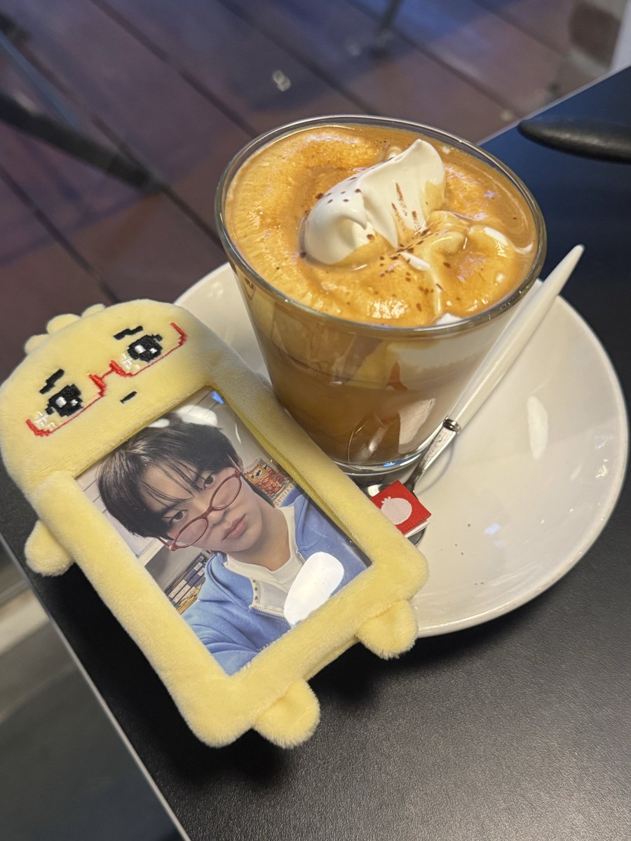 ourloveon's tweet photo. 안경만두포카 안경만두홀더에 넣엇더니 
엄청엄청 맘에들어서 자꾸 본다.. https://t.co/HvRQBVV4YT