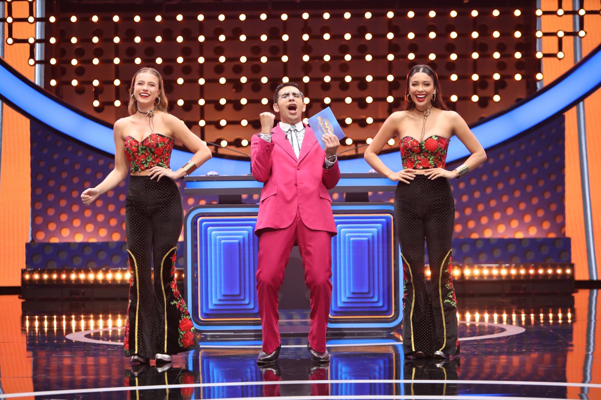 AztecaUNO's tweet photo. El Capi estuvo en modo imparable durante todo el programa. 😂🔥 Desliza y revive sus mejores poses, ocurrencias y momentos. 😎🎤
#100MexicanosVIP capítulo de estreno por #AztecaUNO 📺 https://t.co/1GrXZaEH5g