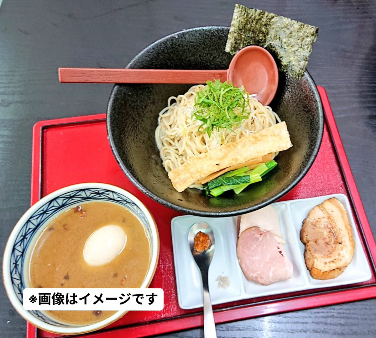 menya_hamaji's tweet photo. 7月20日(月)🎌
11時より営業です

◎本日の限定◎
『鯵煮干しと片口鰯煮干しの合わせ出汁つけ麺』
☆塩又は醤油でお選びください
☆自家製トマトみそ付き
☆細麺
☆長崎半島の塩添え
☆ミニパリパリ付

どうぞよろしくお願いします！

#自家製麺 #追浜 #横須賀 #春よ恋 #はまじ #ラーメン #つけ麺 https://t.co/OREadhpsxe